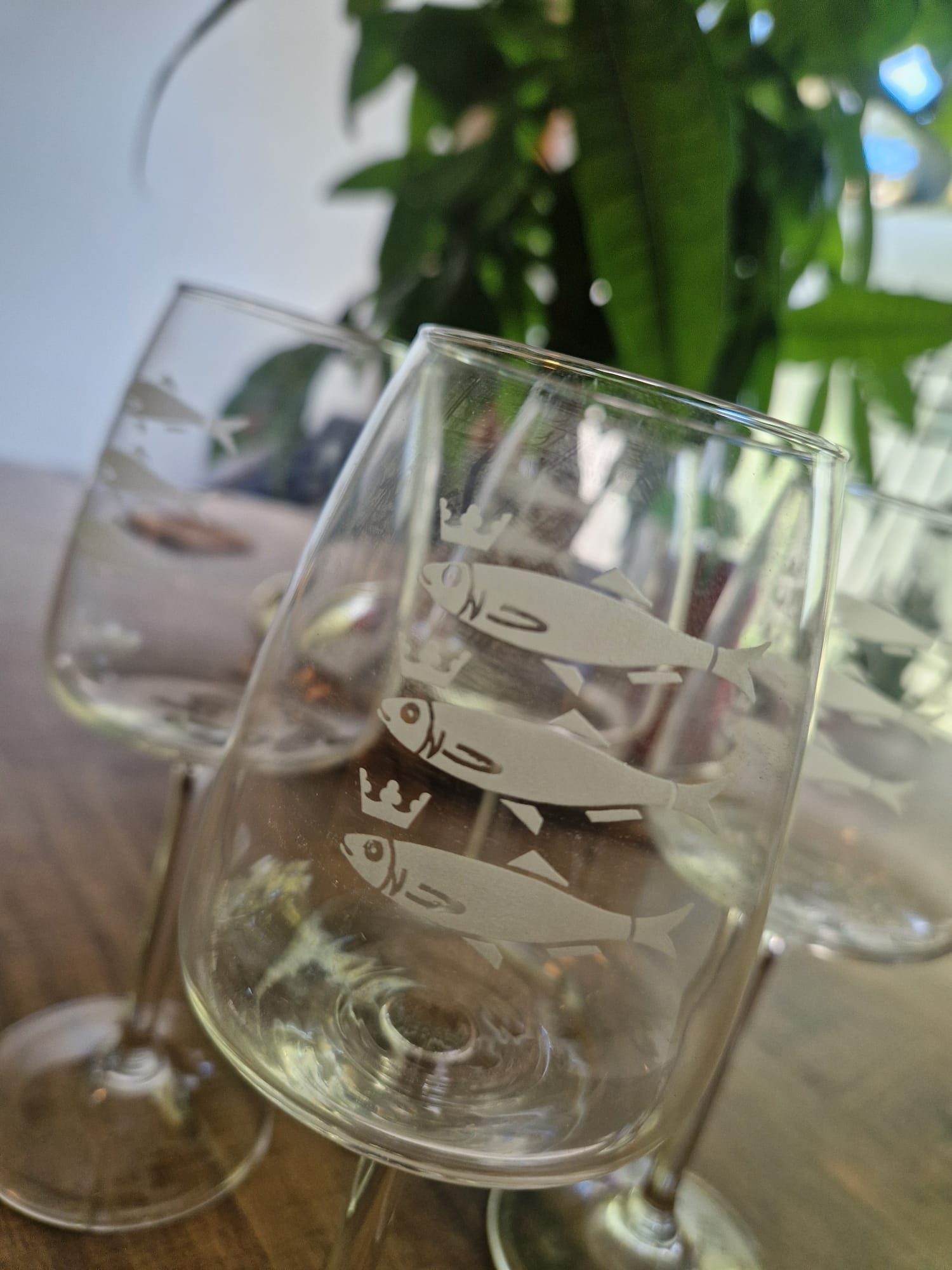 Gezandstraald logo op wijnglas